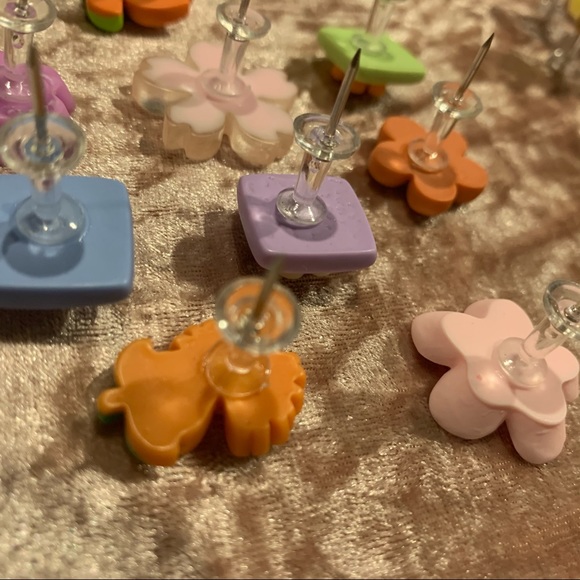 Adorable Flower Charm Themed Cute Thumb Tack Push Pin Set of 9 - Picture 8 of 10